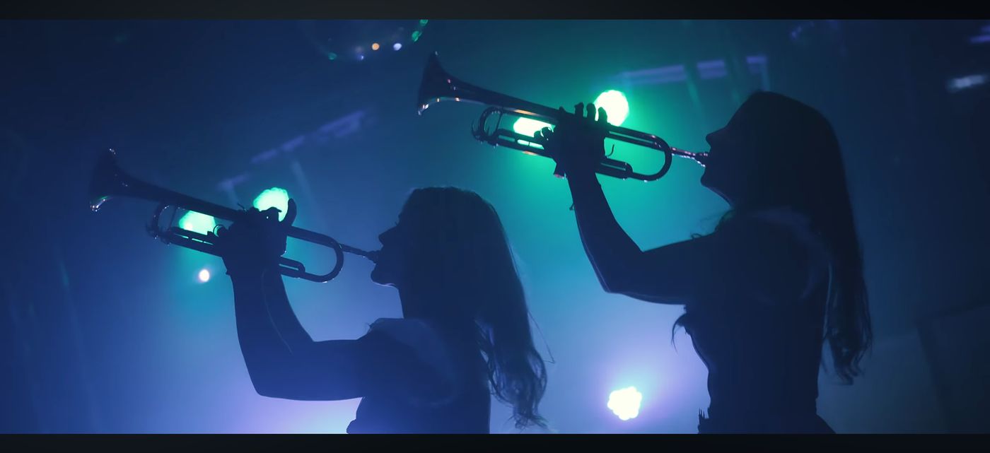 Die Good Weibs spielen Trompete im Scheinwerferlicht