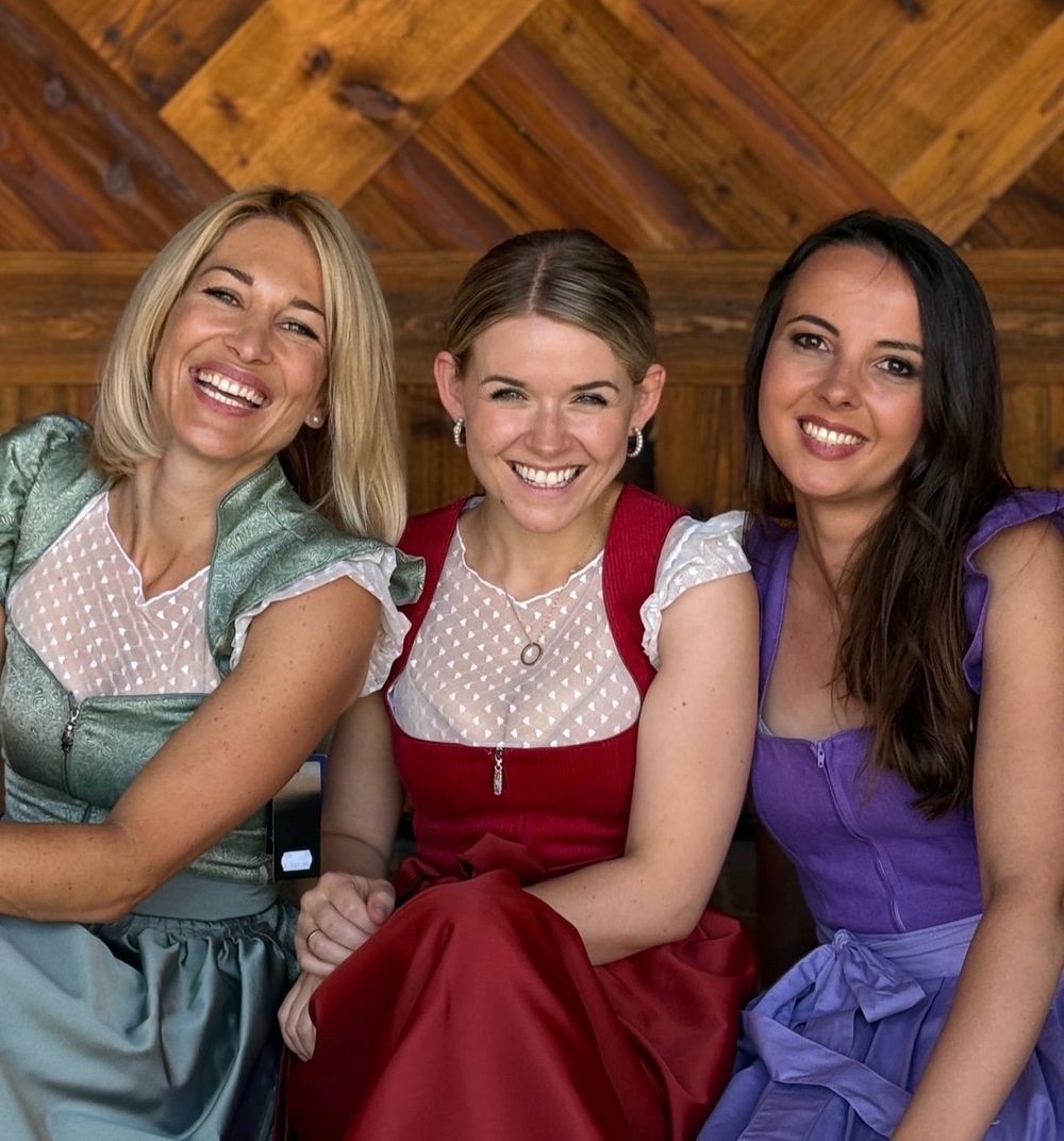 Martina, Theresa und Karin lachend in Dirndln